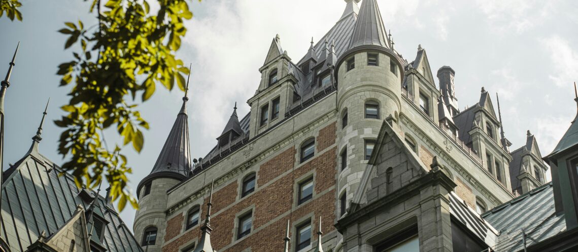 Visitez des bâtiments historiques, tels que le Château Frontenac et la Citadelle de Québec.